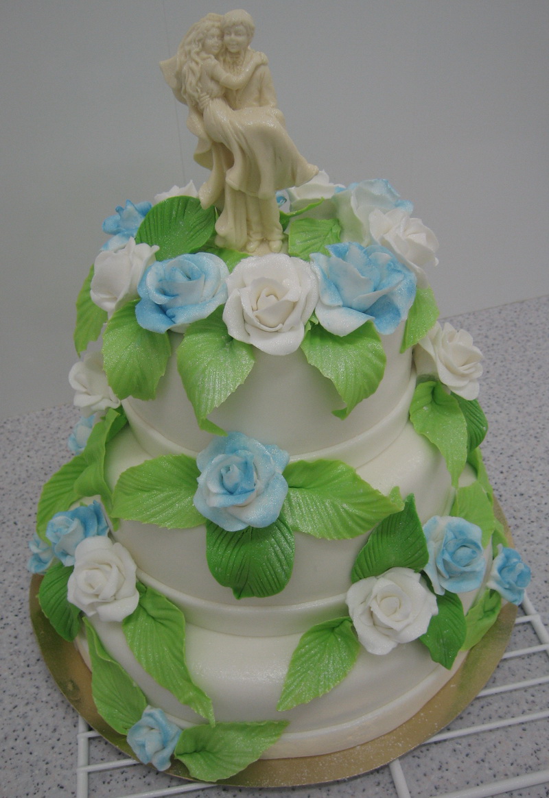 Свадебный торт с голубыми розами